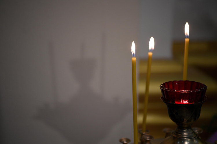 Płonące świece podczas porannej liturgii w greckokatolickim soborze archikatedralnym św. Jana Chrzciciela w Przemyślu. Fot. PAP/Darek Delmanowicz