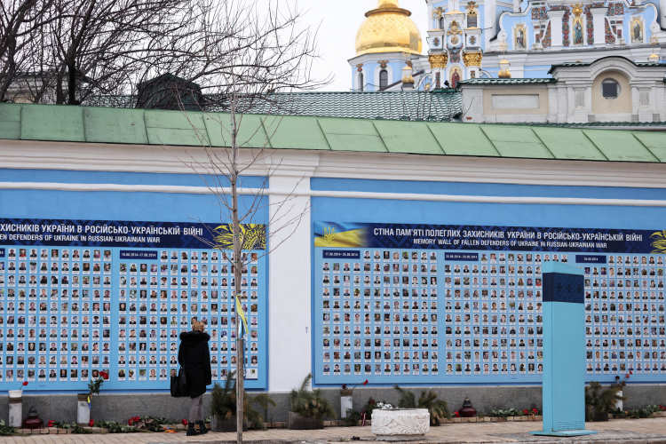 Ściana Pamięci Bohaterów Wojny Rosyjsko-Ukraińskiej w Kijowie. Fot. PAP/Leszek Szymański