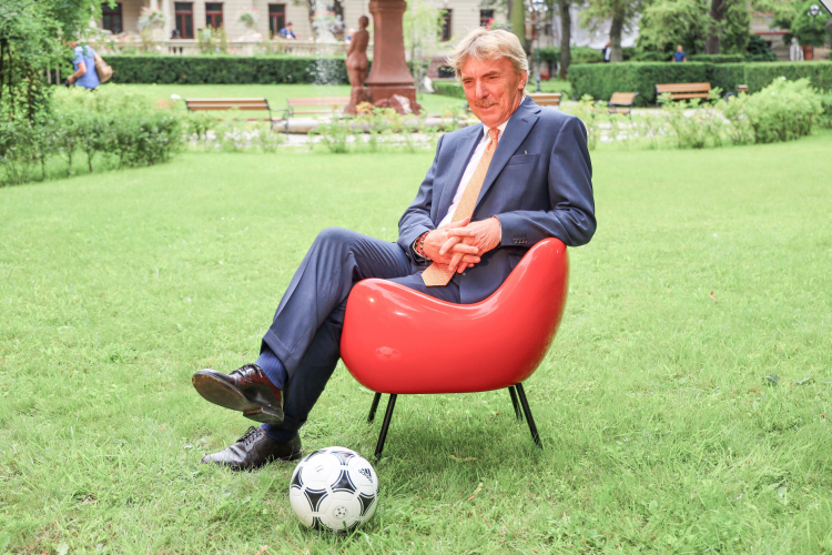 Zbigniew Boniek podczas uroczystości wręczenia tytułu honorowego obywatela miasta Łodzi w ogrodzie pałacu Izraela Poznańskiego - siedzibie Muzeum Miasta Łodzi, 2022 r. Fot. PAP/Grzegorz Michałowski