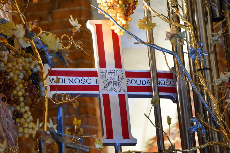 Replika Krzyża Wolności i Solidarności – integralnej części Bursztynowego Ołtarza Ojczyzny odsłonięta w Bazylice św. Brygidy w Gdańsku w 41. rocznicę wprowadzenia stanu wojennego. Fot. PAP/Adam Warżawa