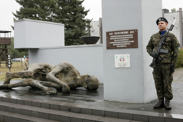 Pomnik na terenie Muzeum Obozów Jenieckich w Żaganiu. Fot. PAP/Lech Muszyński
