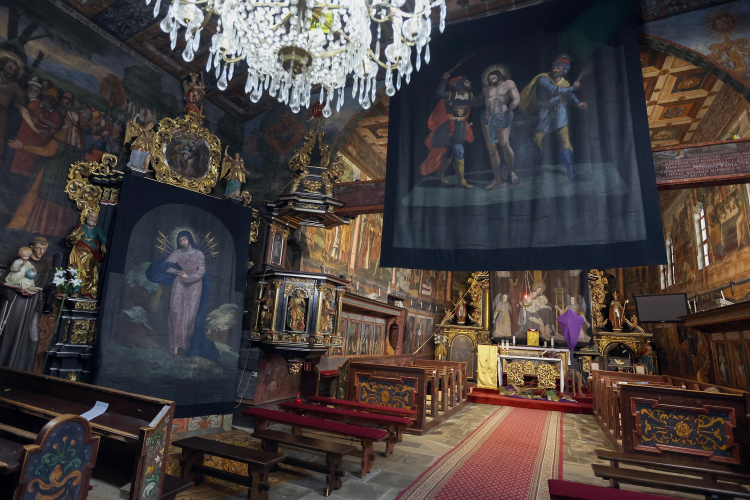 Unikatowe na skalę światową kurtyny wielkopostne w zabytkowym XVII-wiecznym kościele św. Jana Chrzciciela w Orawce. Fot. PAP/Grzegorz Momot