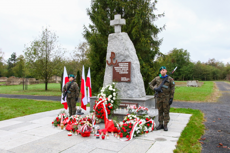 Pomnik powstańców warszawskich na terenie dawnego stalagu Lamsdorf. Fot. PAP/Krzysztof Świderski