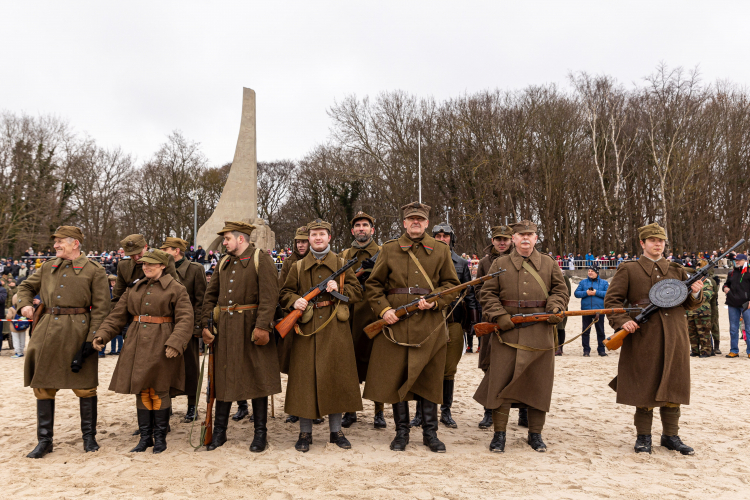 Inscenizacja z okazji 80. rocznicy walk o Kołobrzeg i zaślubin Polski z morzem, 2025 r. Fot. PAP/Jerzy Muszyński