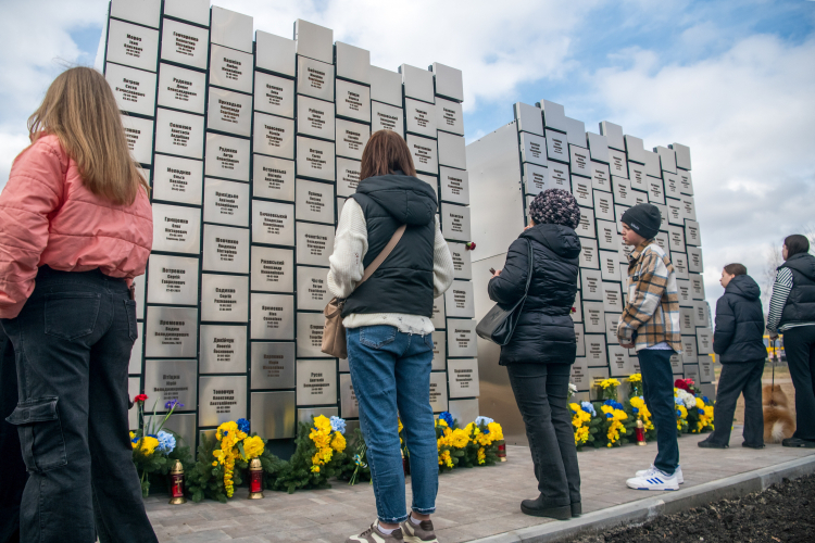 Uroczystości żałobne w Buczy k. Kijowa w trzecią rocznicę wyzwolenia miejscowości spod rosyjskiej okupacji. Fot. PAP/Vladyslav Musiienko