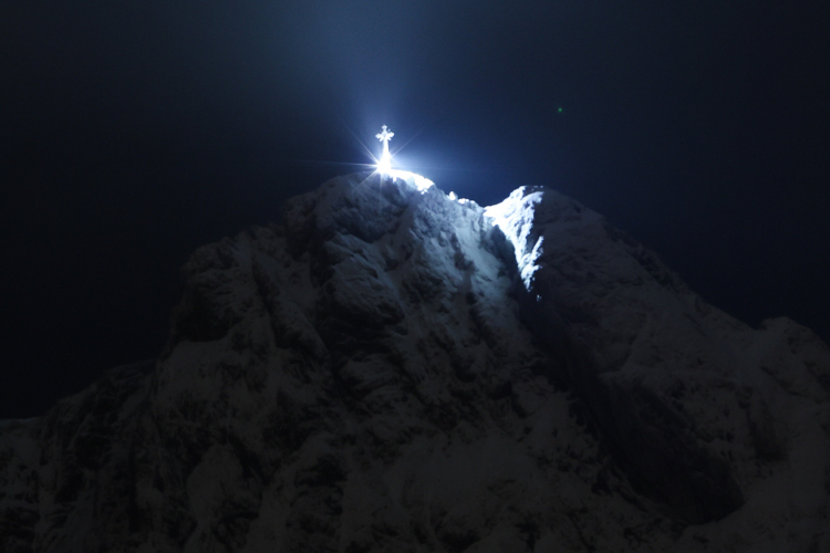 Podświetlony krzyż na Giewoncie 2 kwietnia 2025r. Fot. PAP/Grzegorz Momot