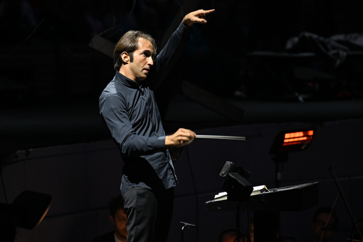 Dyrygent Yoel Gamzou podczas opery „Salome” Richarda Straussa na scenie Opery Leśnej w Sopocie. Fot. PAP/Marcin Gadomski