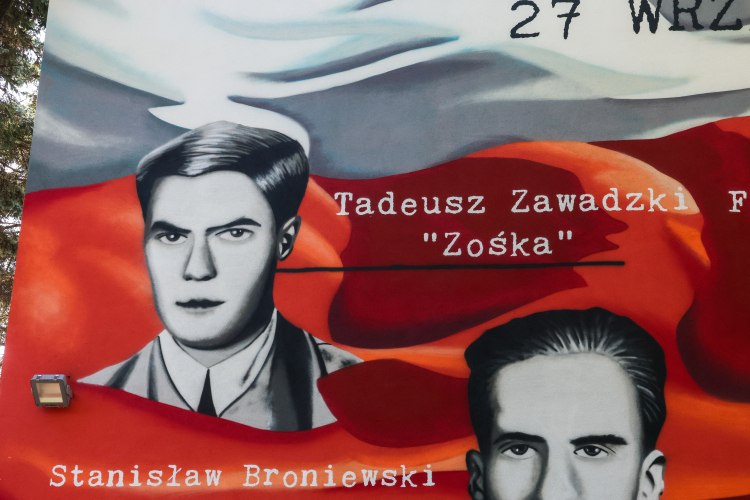 Mural poświęcony bohaterom akcji pod Arsenałem w Szkole Szkoły Podstawowej nr 182 im. Tadeusza Zawadzkiego „Zośki” w Łodzi,. Fot. PAP/Marian Zubrzycki
