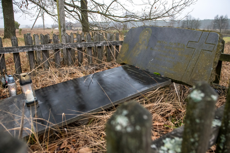 Miejsce pamięci we wsi Ugły w obwodzie rówieńskim. Fot. PAP/Vladyslav Musiienko