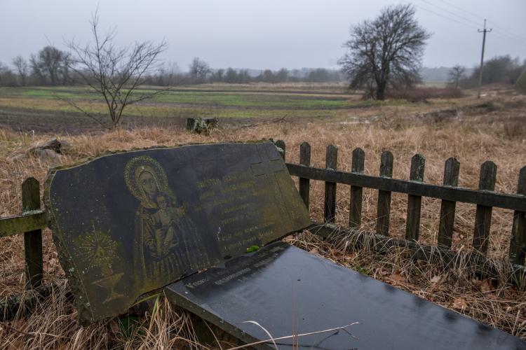 Miejsce pamięci zamordowanych przez UPA mieszkańców we wsi Ugły na Wołyniu. PAP/Vladyslav Musiienko