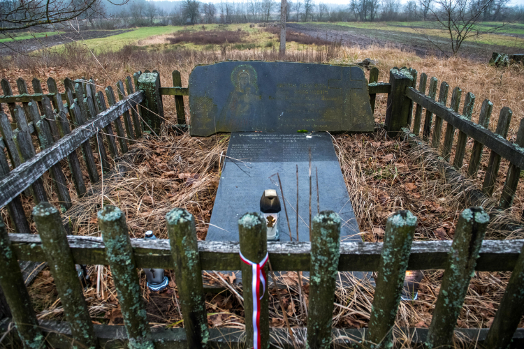Ukraina, miejsce pamięci we wsi Ugły w obwodzie rówieńskim. Fot. PAP/Vladyslav Musiienko