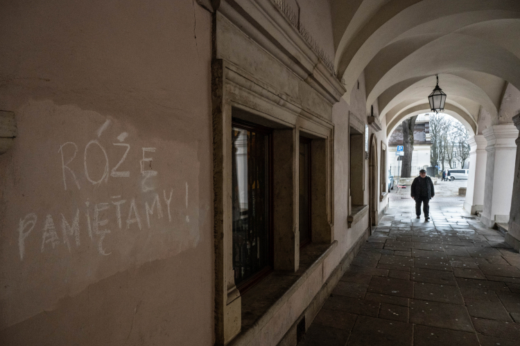 Miejsce po tablicy upamiętniającej Różę Luksemburg w Zamościu. Fot. PAP/Wojtek Jargiło