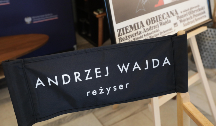 Materiały związane z Andrzejem Wajdą zaprezentowane podczas lutowego spotkania w Warszawie poświęconego  obchodom Roku Wajdy. Fot.  PAP/Tomasz Gzell