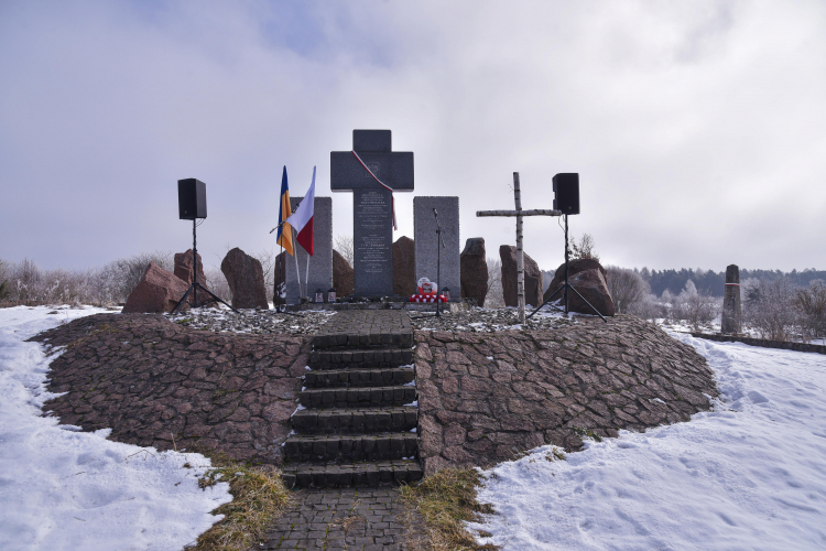 Pomnik dla upamiętnienia ofiar zbrodni w Hucie Pieniackiej. Fot. PAP/Vitaliy Hrabar