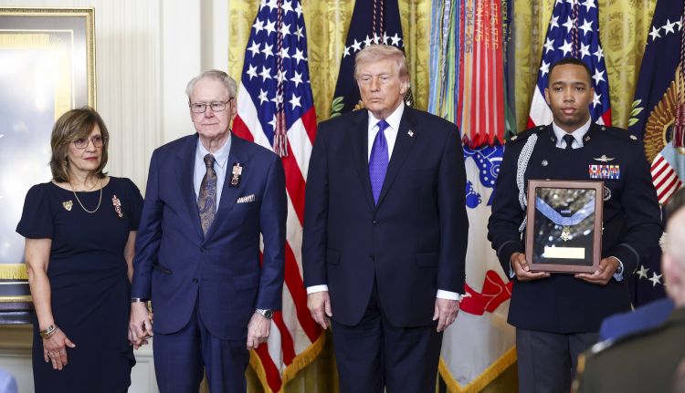 Linda Ollis i Robert Ollis, matka i ojciec sierżanta Michaela H. Ollisa, odbierają pośmiertny Medal Honoru swojego syna z rąk prezydenta USA Donalda Trumpa. Fot. PAP/EPA/JIM LO SCALZO / POOL