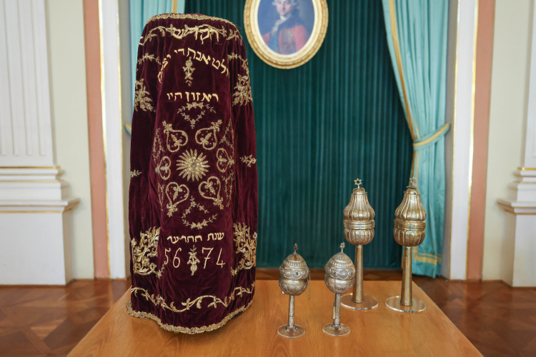 Częśc przekazanych Grecji judaików. Fot. PAP/Albert Zawada