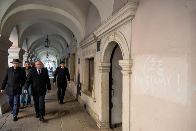 Zastępca prezesa IPN Karol Polejowski (drugi z prawej) i dyrektor lubelskiego oddziału IPN Robert Derewenda (pierwszy z prawej) przed kamienicą przy ul. Staszica w Zamościu, na której do 12 marca 2018 r. znajdowała się tablica upamiętniająca Luksemburg Fot. PAP/Wojtek Jargiło 
