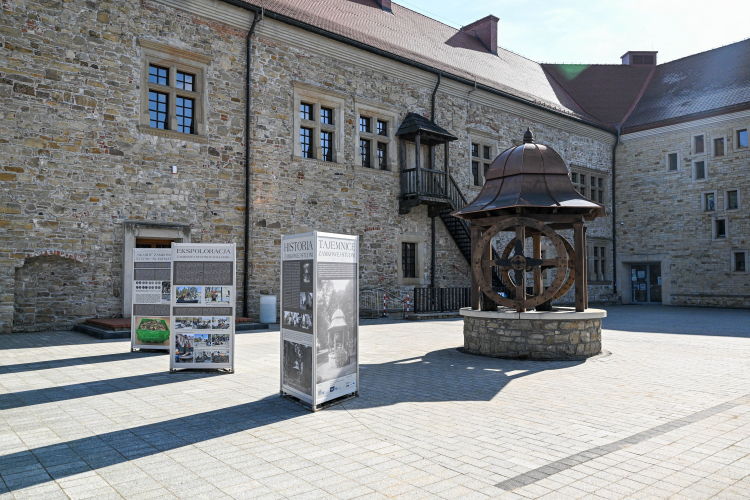 Studnia na dziedzińcu Muzeum Historycznego w Sanoku. Fot. PAP/Darek Delmanowicz