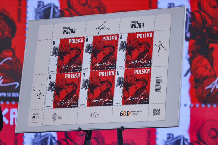 Znaczek pocztowy projektu Andrzeja Pągowskiego zaprezentowany podczas konferencji „Andrzej Wajda 2026. Setna rocznica urodzin Mistrza” w Sejmie. PAP/Albert Zawada 