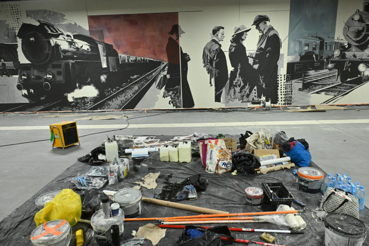 Monochromatyczne malowidło z kolorowymi akcentami (tzw. mural aktywny) będzie przedstawiało historię kolei i Warszawy, ozdabiając łącznik do stacji Warszawa Gdańska. Fot. PAP/Piotr Nowak 