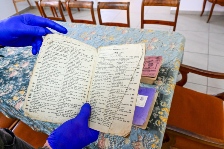 Prezentacja nowych eksponatów Muzeum Historii Ziemi Kamieńskiej w Kamieniu Pomorskim. Zbiory placówki wzbogaciły się o książki używane niegdyś w edukacji gimnazjalnej, szkolny zeszyt uczniowski oraz kalendarz z początku XX wieku, przekazane przez mieszkańca Kamienia Pomorskiego Zbigniewa Strulaka. Fot. PAP/Marcin Bielecki