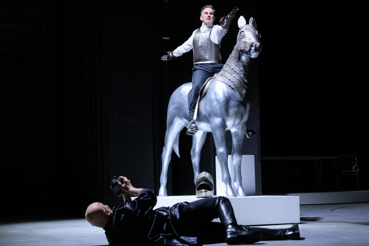 Aktorzy Marcin Bosak (góra) i Waldemar Barwiński (dół) podczas pokazu medialnego spektaklu „Lalka” w reż. Mikity Iłynczyka na Dużej Scenie stołecznego Teatru Dramatycznego. Fot. PAP/Rafał Guz