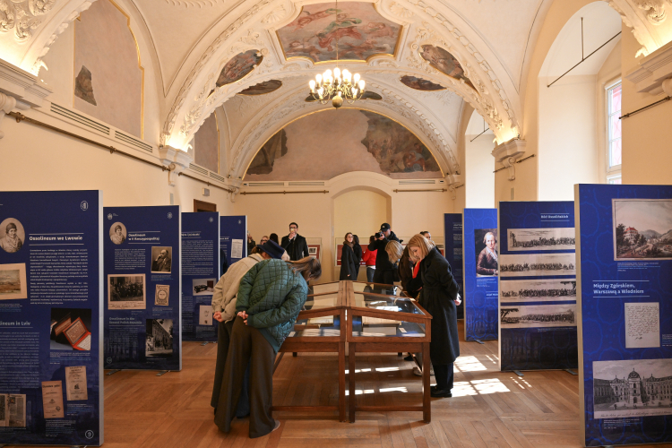 Wystawa planszowa „Józef Maksymilian Ossoliński (1754–1826) – wizjoner” oraz obiekty z jego założycielskiej kolekcji prezentowane w Zakładzie Narodowym im. Ossolińskich we Wrocławiu. Fot. PAP/Maciej Kulczyński