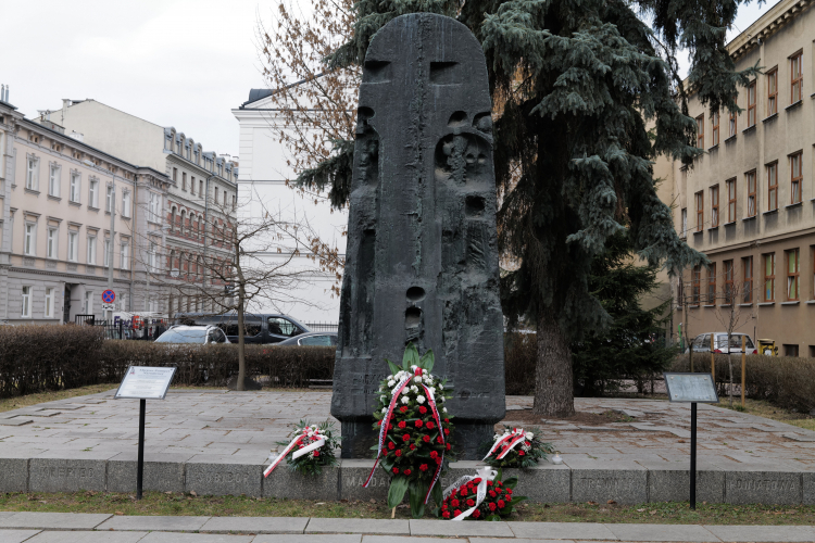 Uroczystość złożenia kwiatów pod Pomnikiem Eksterminacji Ludności Żydowskiej (Ofiar Getta) przy ulicy Radziwiłłowskiej w Lublinie, 17 bm. Trwają obchody 84. rocznicy likwidacji getta i rozpoczęcia Akcji Reinhardt - zaplanowanej zagłady Żydów na terenie Generalnego Gubernatorstwa. Fot. PAP/Karol Zienkiewicz