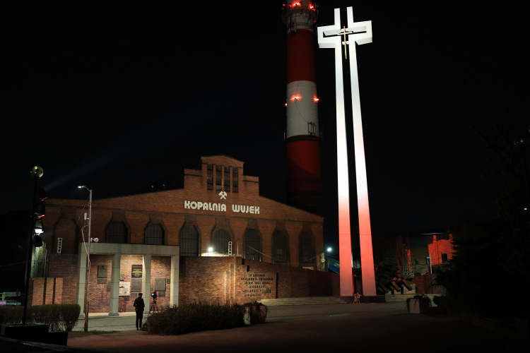 Krzyż Pomnik Górników Poległych 16 grudnia 1981 roku, który stoi przed kopalnią Wujek. Fot. PAP/Tomasz Meissner 