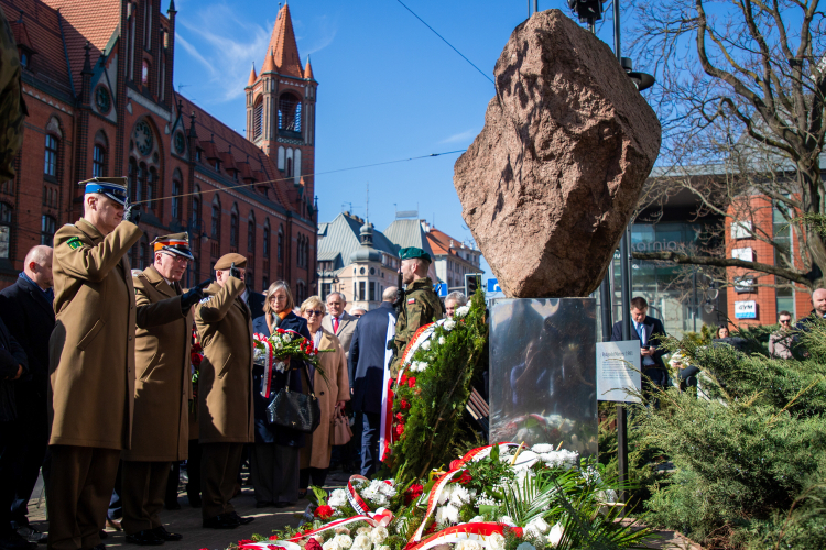 Obchody 45. rocznicy Bydgoskiego Marca 1981 roku przed obeliskiem na dziedzińcu Kujawsko-Pomorskiego Urzędu Wojewódzkiego. Fot. PAP/Agnieszka Bielecka