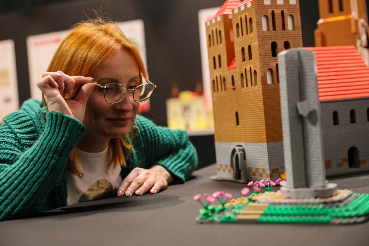 Mysia wieża, katedra i 11 innych makiet z klocków lego w Muzeum Okręgowym Ziemi Kaliskiej. Fot. PAP/Tomasz Wojtasik