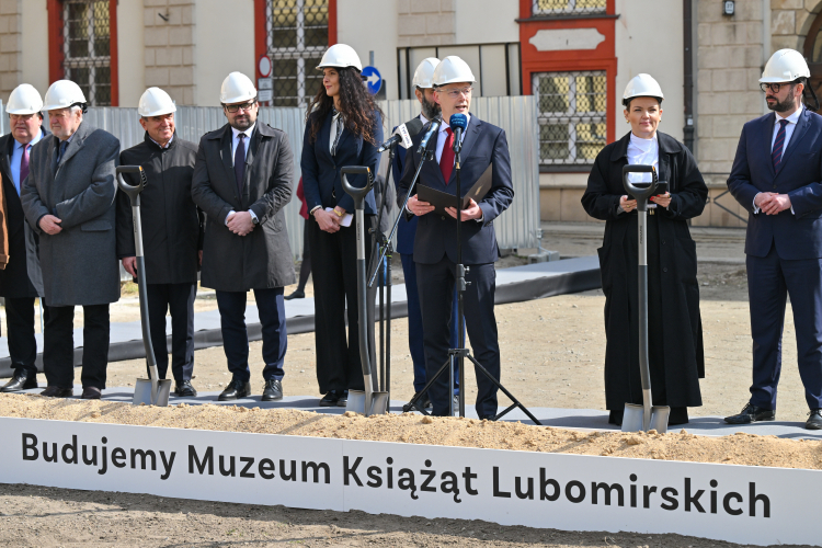 Minister kultury i dziedzictwa narodowego Marta Cienkowska (2P), dyrektor Zakładu Narodowego im. Ossolińskich Łukasz Kamiński (3P) i wojewoda dolnośląska Anna Żabska (4P) podczas wbicia łopaty pod budowę Muzeum Książąt Lubomirskich we Wrocławiu. Fot. PAP/Maciej Kulczyński