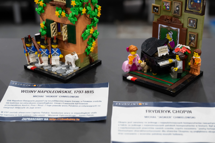 Prace z klocków lego wykonane przez Michała Chmielowskiego zostały zaprezentowane na Festiwalu Klocków w Poznaniu, Fot. PAP/Jakub Kaczmarczyk