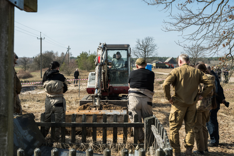 Prace poszukiwawcze w miejscu pochówków Polaków zamordowanych w 1943 roku, we wsi Ugły.  Fot.  PAP/Vladyslav Musiienko