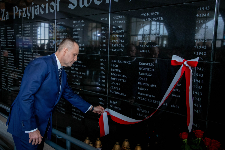 Prezydent Karol  Nawrocki w Kaplicy Pamięci w Sanktuarium NMP Gwiazdy Nowej Ewangelizacji i św. Jana Pawła II w Toruniu. Fot. PAP/Agnieszka Bielecka