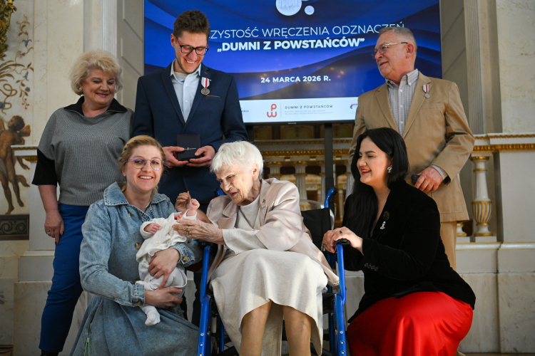 Uczestniczka powstania warszawskiego Halina Rogozińska ps. Mała (C) i organizatorka kampanii BohaterON Agnieszka Łesiuk-Krajewska (2P) podczas wręczenia odznaczeń „Dumni z Powstańców”. Fot. PAP/Marcin Obara
