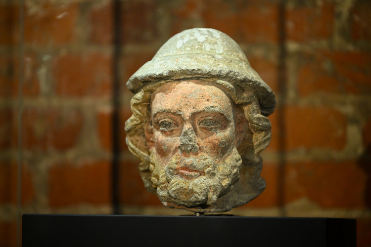 Rzeźba głowy św. Jakuba Starszego prezentowana na zamku w Malborku. Fot. PAP/Andrzej Jackowski