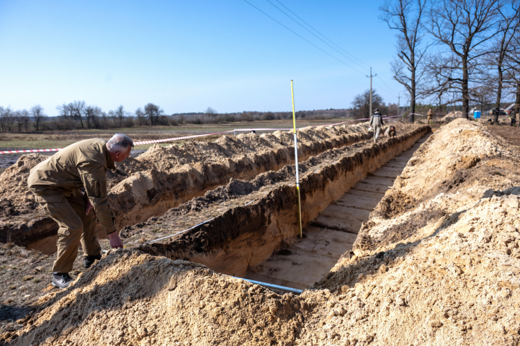 Poszukiwanie miejsca pochówku Polaków zamordowanych w maju 1943 roku we wsi Ugły na Wołyniu. Fot. PAP/Vladyslav Musiienko