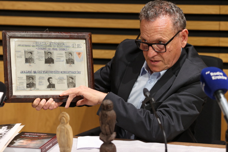 Krewny rodziny Kupców, Marek Wójcik podczas konferencji prasowej w Muzeum Pamięci Mieszkańców Ziemi Oświęcimskiej w Oświęcimiu. Fot. PAP/Jarek Praszkiewicz 