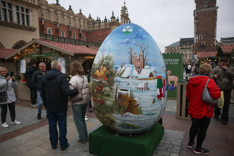 Jarmark wielkanocny na krakowskim Rynku Głównym oficjalnie otwarty. Fot. PAP/Łukasz Gągulski