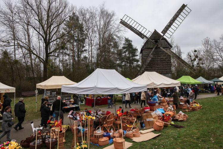Jarmark wielkanocny w Muzeum Wsi Opolskiej w Opolu. Fot. PAP/Krzysztof Świderski