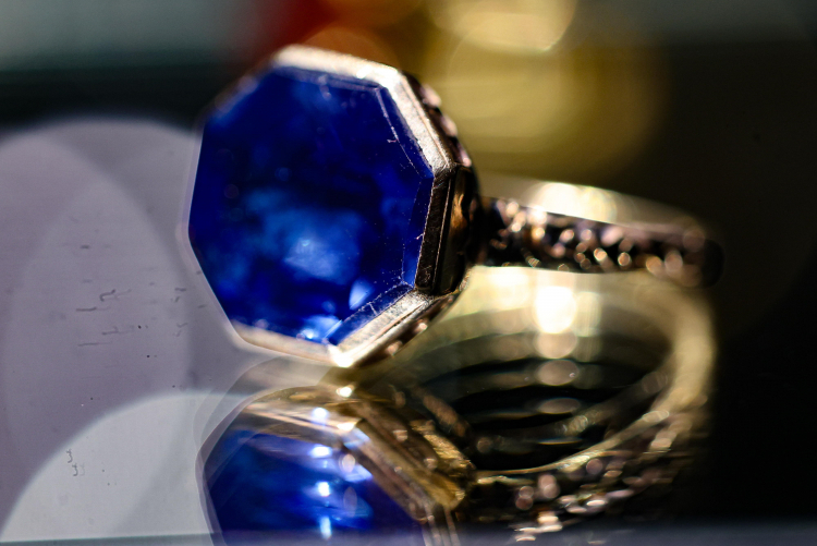  Pierścień z szafirem prezentowany w Skarbcu Koronnym na Wawelu. Fot. PAP/Łukasz Gągulski