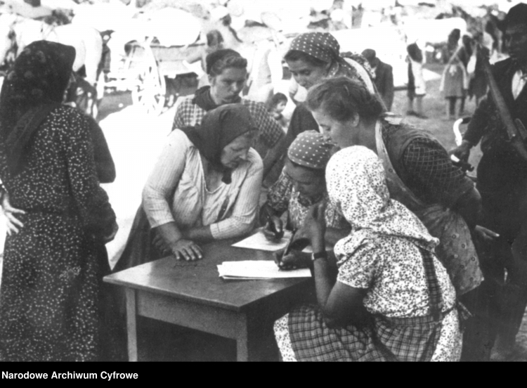 Ewakuacja ludności niemieckiej z terenu Banatu. Kobiety wpisują się na listę ewakuacyjną, 1944 r./NAC