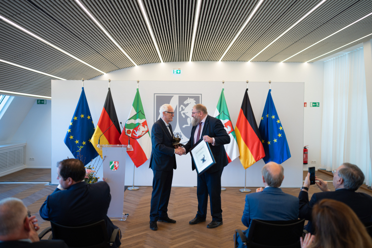  Jürgen Rüttgers (z lewej) odbiera nagrodę Światło Pamięci z rąk dyrektora Muzeum Auschwitz Piotra Cywińskiego (z prawej). Fot. auschwitz.org/Land NRW/Robin Teller