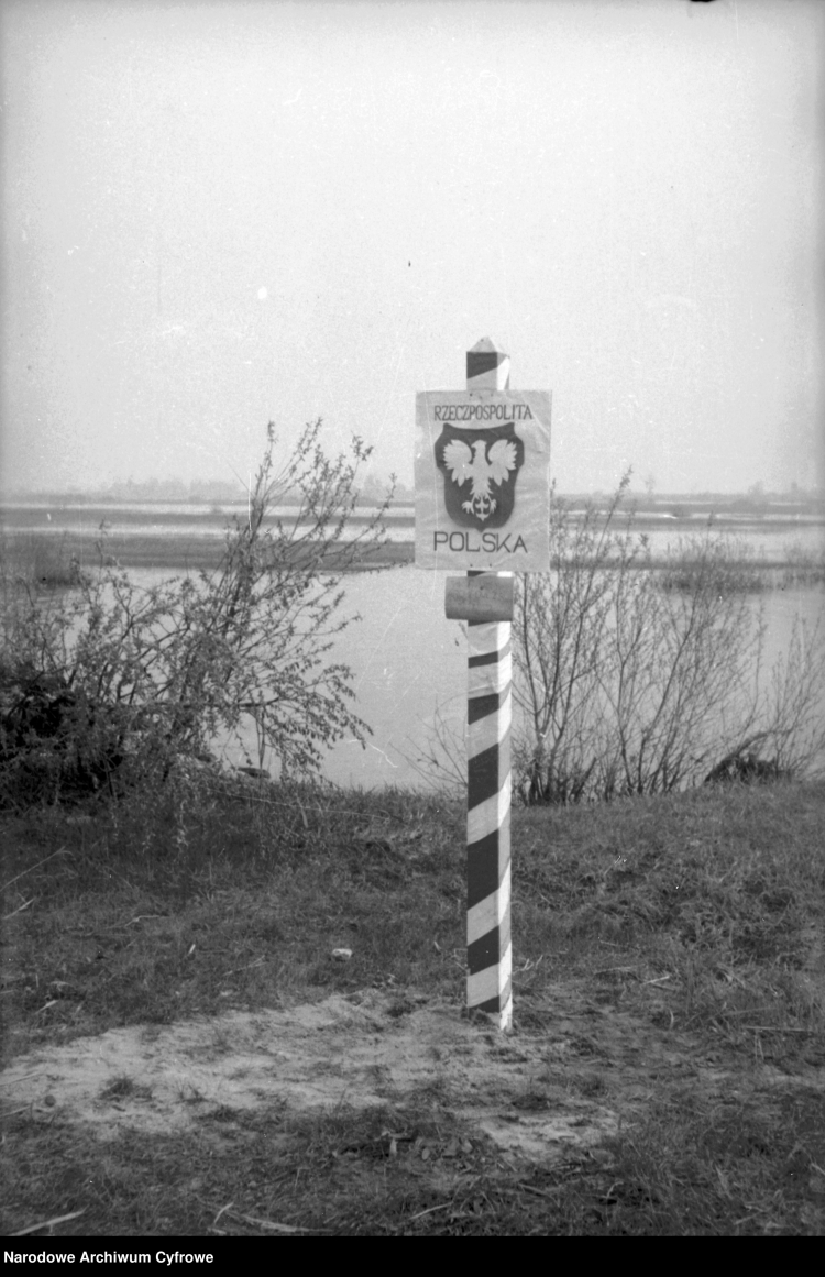 Słup graniczny na brzegu Odry, 1945 r./NAC
