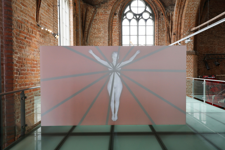 Film „Music Video to a Song by Mister D.” podczas wystawy WE CAN'T BUILD WHAT WE CAN'T IMAGINE - jeden z dynamicznych eksperymentów wizualno-językowych Anety Grzeszykowskiej. /Centrum Sztuki Galeria EL