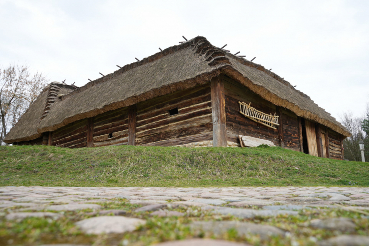 Okólnik gospodarczy z Ostrowa Lubelskiego, czyli zagroda chłopska z początku XIX w., została otwarta w niedzielę dla zwiedzających Muzeum Wsi Lubelskiej w Lublinie. Fot. Muzeum Wsi Lubelskiej w Lublinie