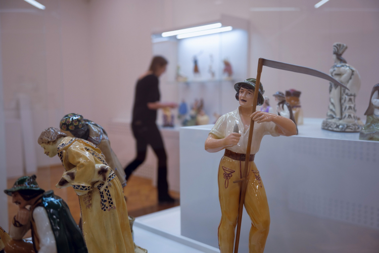 Montaż i aranżacja „Kruche dziedzictwo Pacykowa. Ceramika ze zbiorów Muzeum – Zamek Górków w Szamotułach. Fot. Muzeum Regionalne w Stalowej Woli