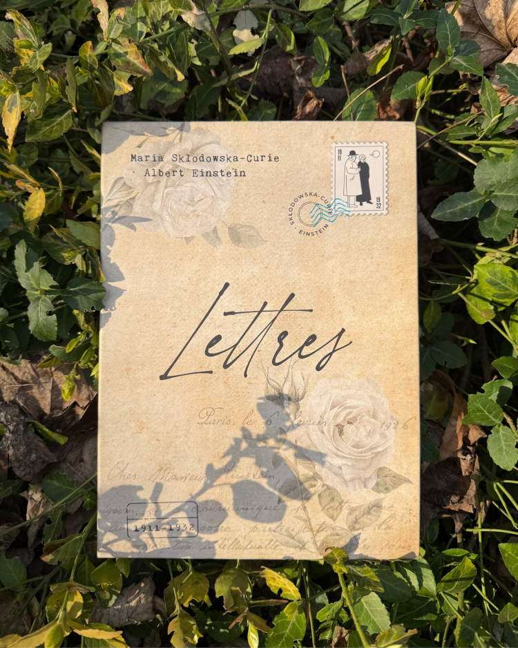 W Paryżu odbyło się spotkanie promocyjne książki 𝗠𝗮𝗿𝗶𝗮 𝗦𝗸ł𝗼𝗱𝗼𝘄𝘀𝗸𝗮-𝗖𝘂𝗿𝗶𝗲, 𝗔𝗹𝗯𝗲𝗿𝘁 𝗘𝗶𝗻𝘀𝘁𝗲𝗶𝗻 "𝗟𝗲𝘁𝘁𝗿𝗲𝘀 /𝟭𝟵𝟭𝟭–𝟭𝟵𝟯𝟮/". Publikacja obejmuje kompletne wydanie korespondencji Marii Skłodowskiej‑Curie i Alberta Einsteina z lat 1911–1932. Fot. M. Hekselman / Kulturalna Warszawa