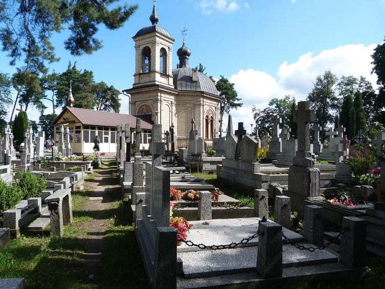 Cmentarz wraz z cerkwią parafialną i cmentarną pw. Wszystkich Świętych w Białymstoku. Fot. wikipedia